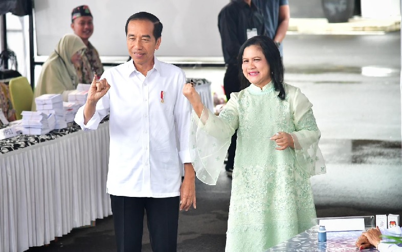 Pemilu 2024, Presiden Jokowi dan Ibu Iriana Gunakan Hak Pilih  di Gambir