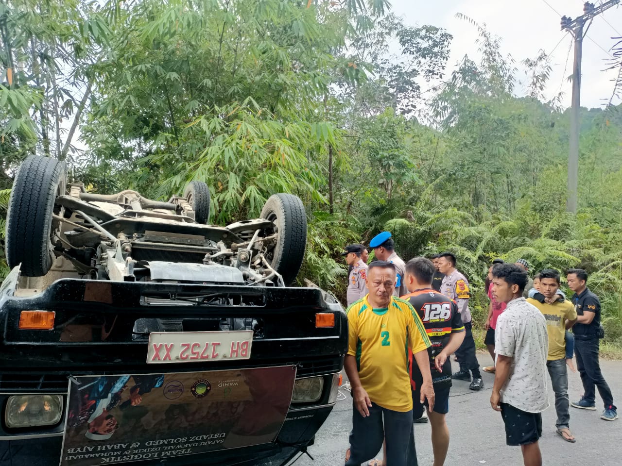 Mobil Bermuatan Barang Logistik Rombongan Ustadz Solmed Alami Kecelakaan Tunggal di Merangin