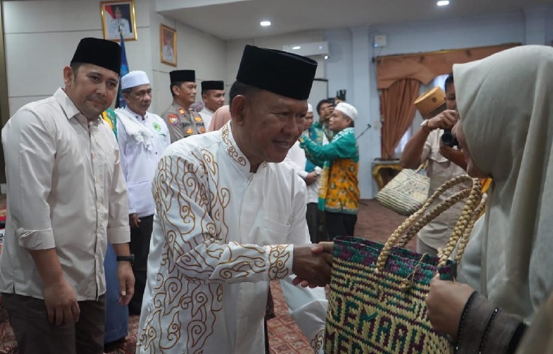 Bupati Merangin Bekali Rendang, Tumbler, Sal dan Sendal Jepit