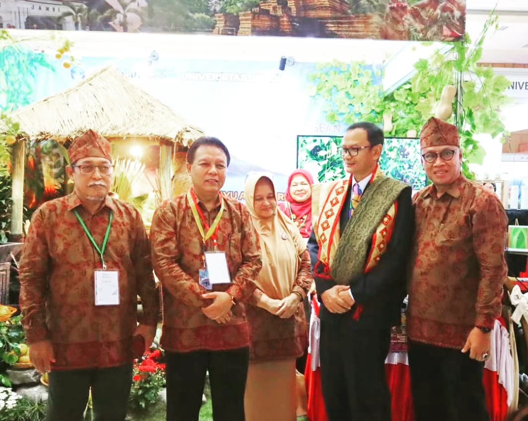 Tampilkan Nuansa Desa Nan Asri, UNJA Raih Penghargaan Stan Terbaik di ASEAN Eduexpo 2023