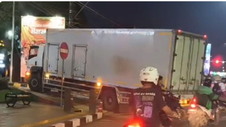 Truk Tronton Nekat Masuk Kawasan Kota Jambi, McDonald's Dilayangkan Teguran