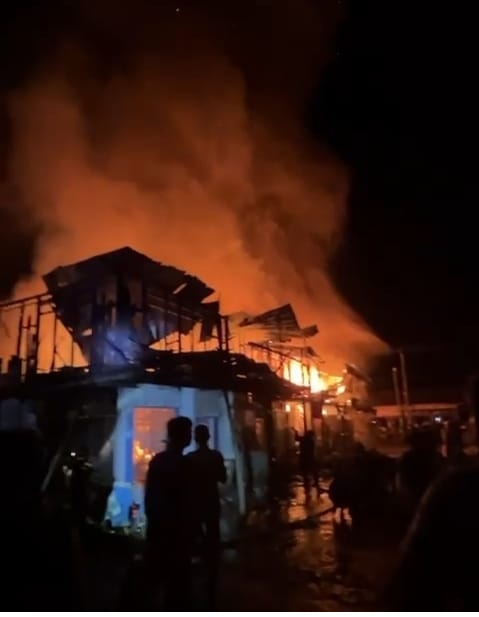 Kebakaran Hebat di Pandan Jaya Geragai, Sekitar 15 Rumah Warga Hangus