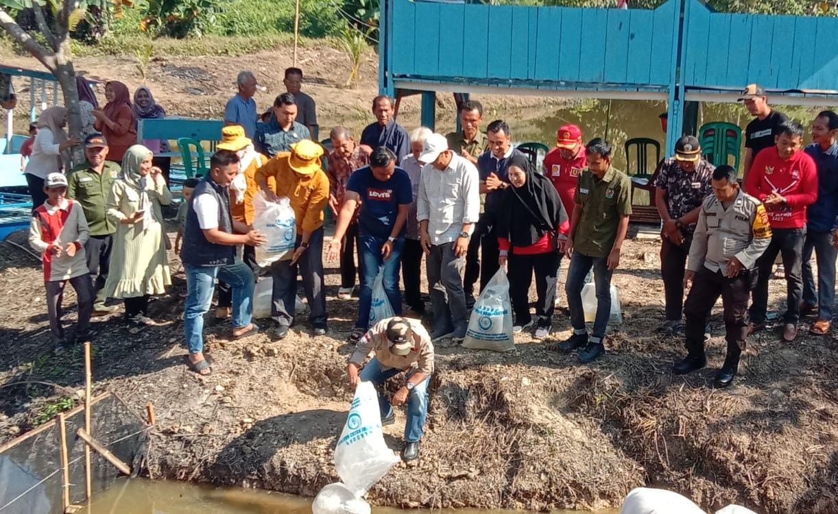 Wabup H A Khafidh Sebar Benih Ikan di Pulau Rengas Ulu