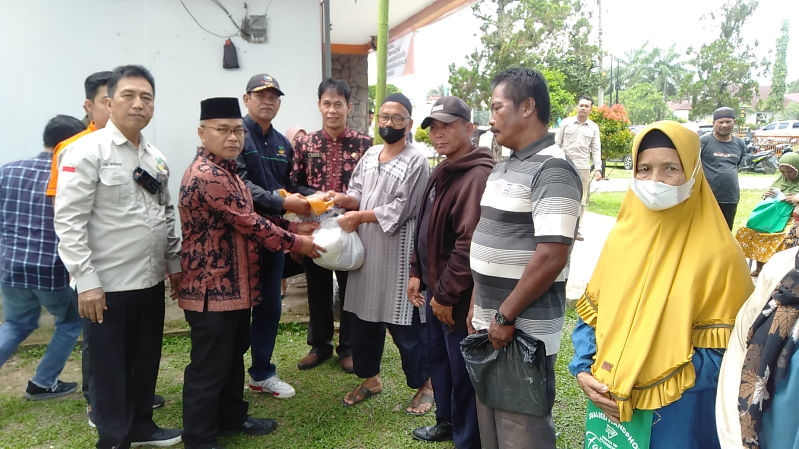 Sambut Lebaran Gubernur Al Haris Bagikan 600 Paket Sembako