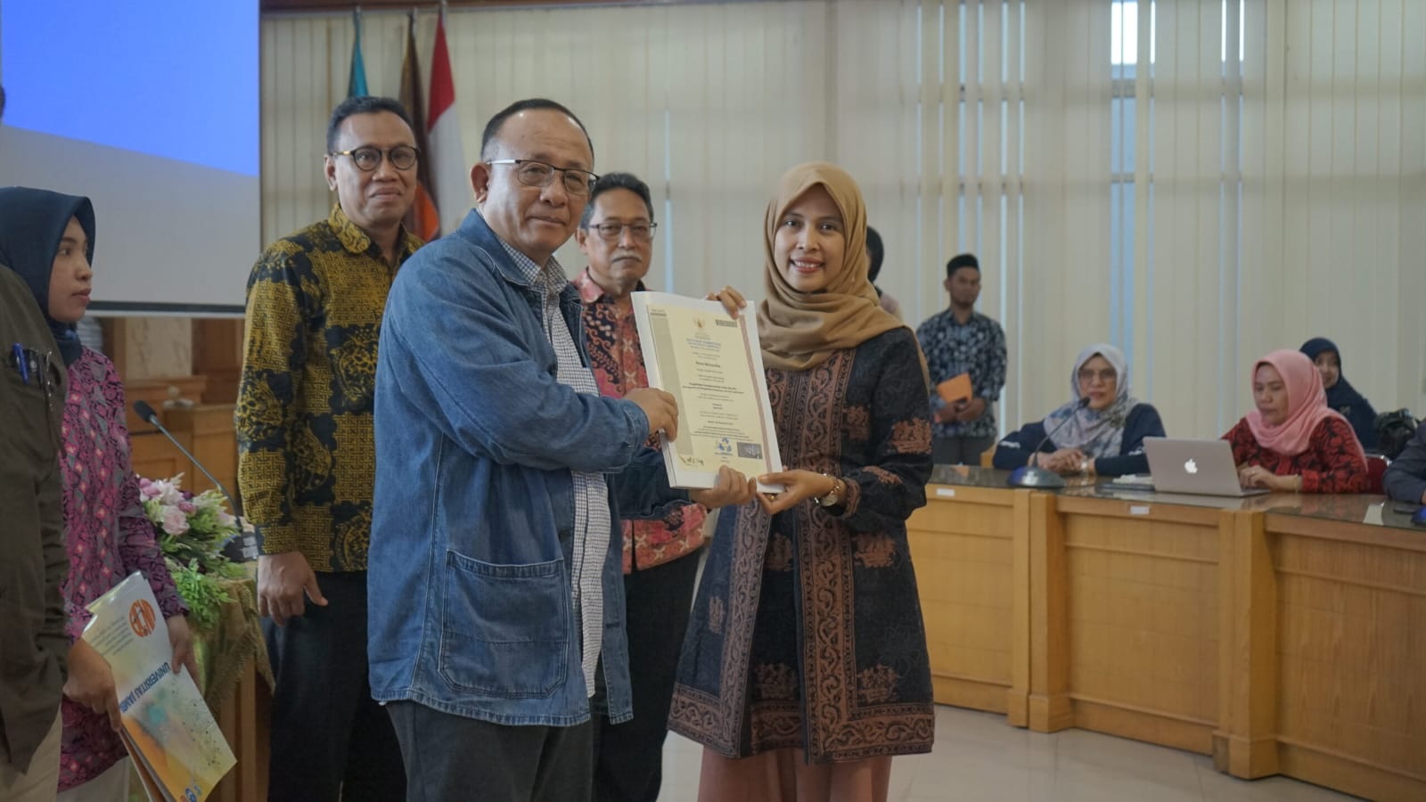 UNJA Serahkan 101 Sertifikat Kompetensi BNSP kepada Dosen dan Tendik