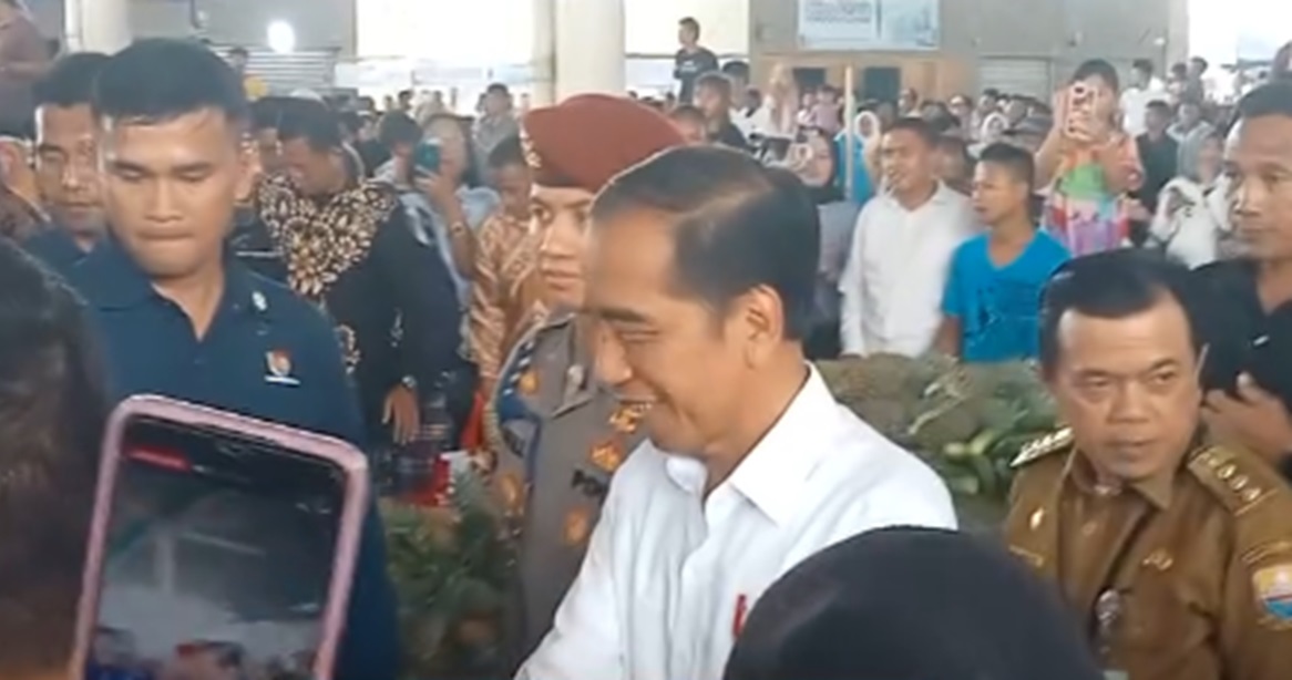 Pedagang Pasar Bangko Jambi Histeris Sambut Jokowi, Rebutan Minta Selfie