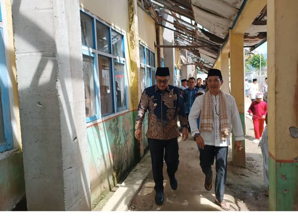 Instruksikan Revitalisasi SD Kampung Tengah