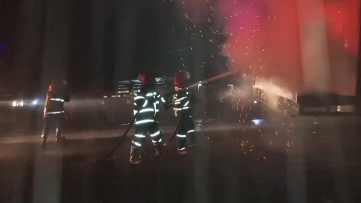 Mobil Ekspedisi Muatan Paket Terbakar di Kota Jambi