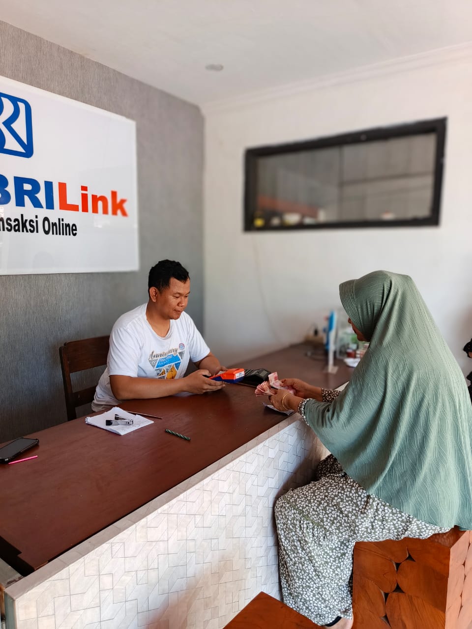 Berawal dari Coba Coba, AgenBRILink di Situbondo Sekarang Berhasil Dekatkan Akses Perbankan bagi Masyarakat