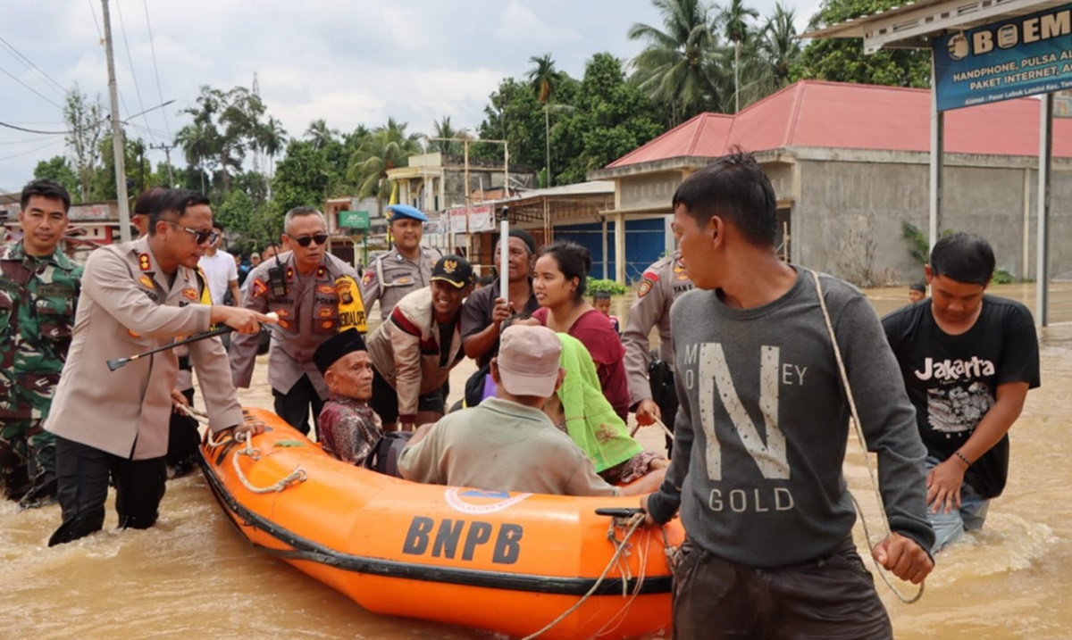 Baru Tugas 3 Hari di Bungo Kapolres Singgih 'Nyebur' Masuk Banjir