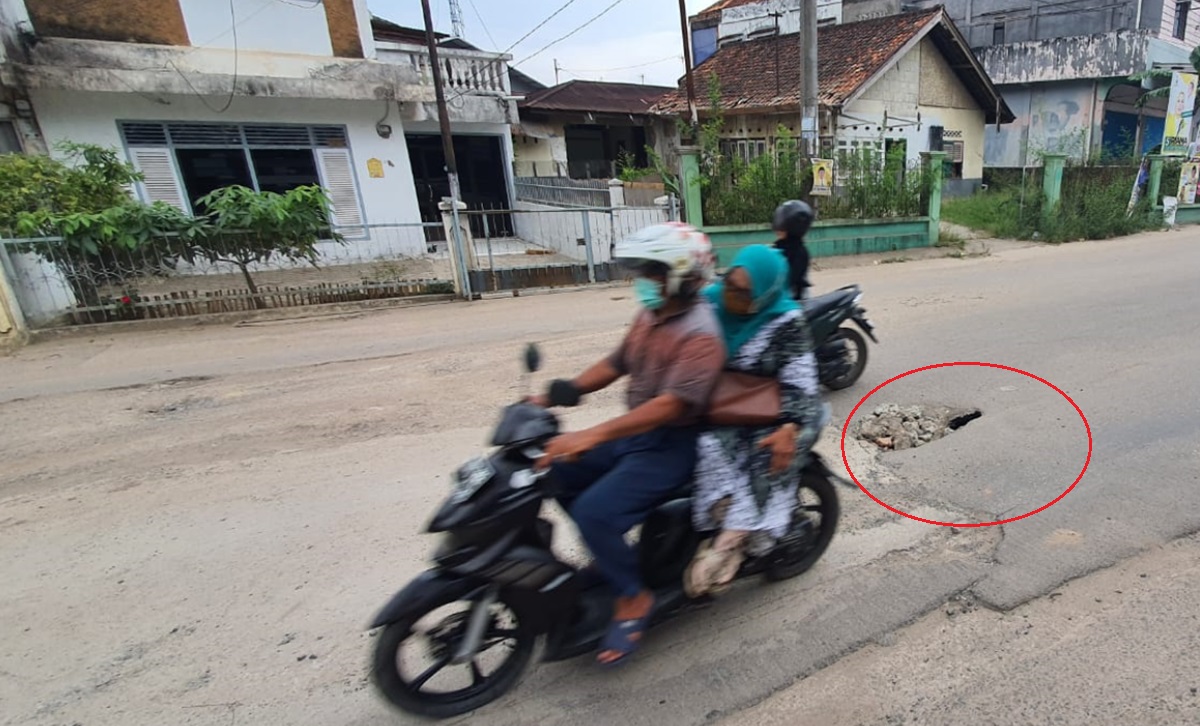 Waspada Lewat Jalan Amangkurat Jambi Timur, Banyak Lubang Ajaib!