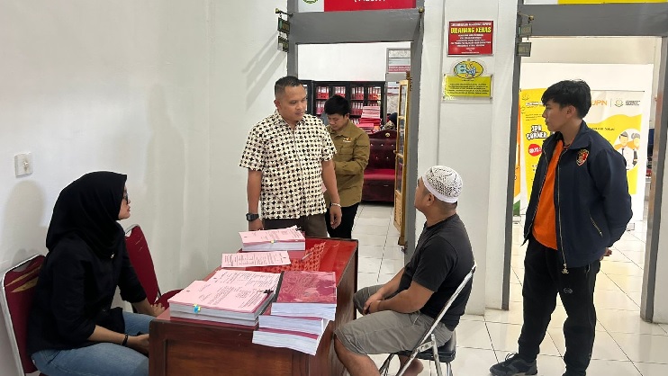 Penyidik Kembali Limpahkan Tiga Tersangka Kasus Pengerusakan TPS di Kota Sungai Penuh ke Kejaksaan 