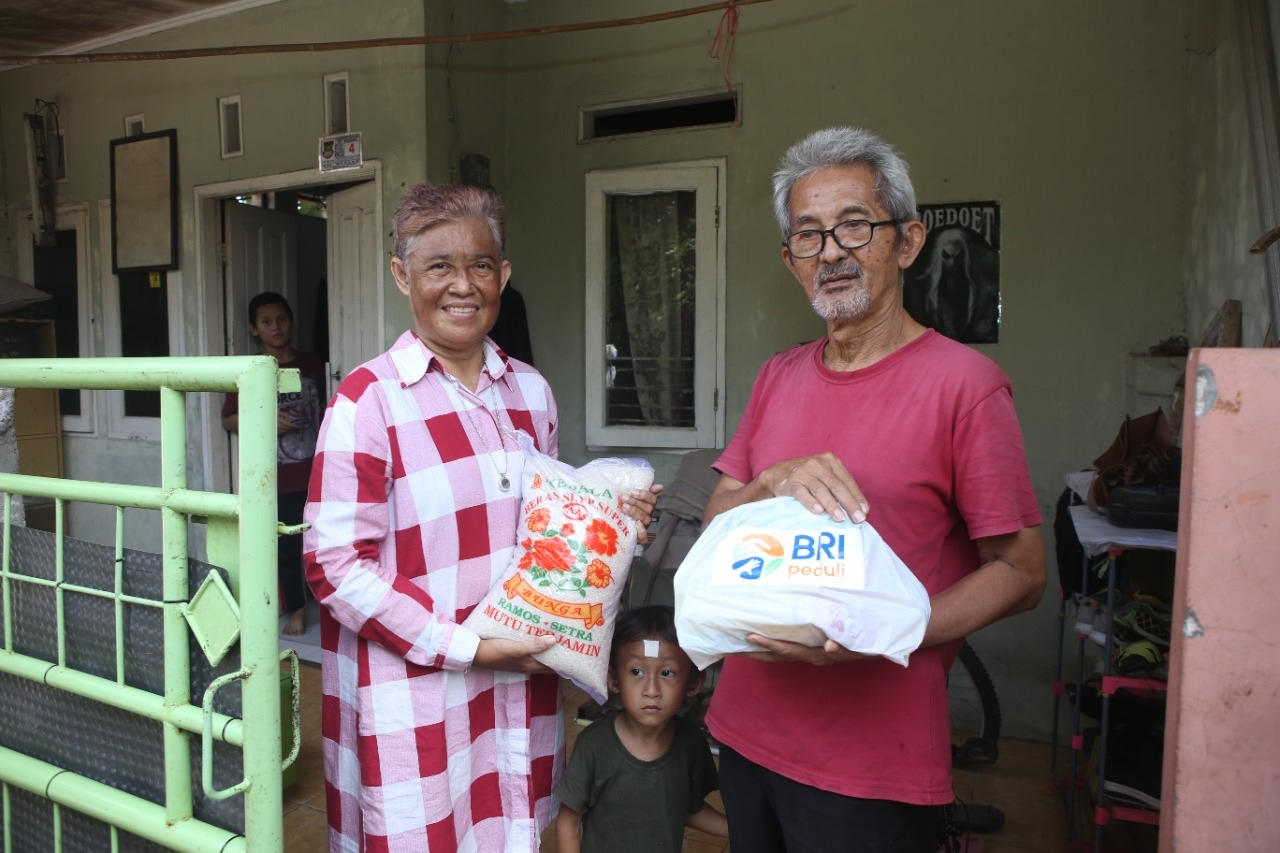 Berbagi Kasih di Hari Natal, BRI Salurkan Paket Sembako dan Santunan di Regional Office Seluruh Indonesia