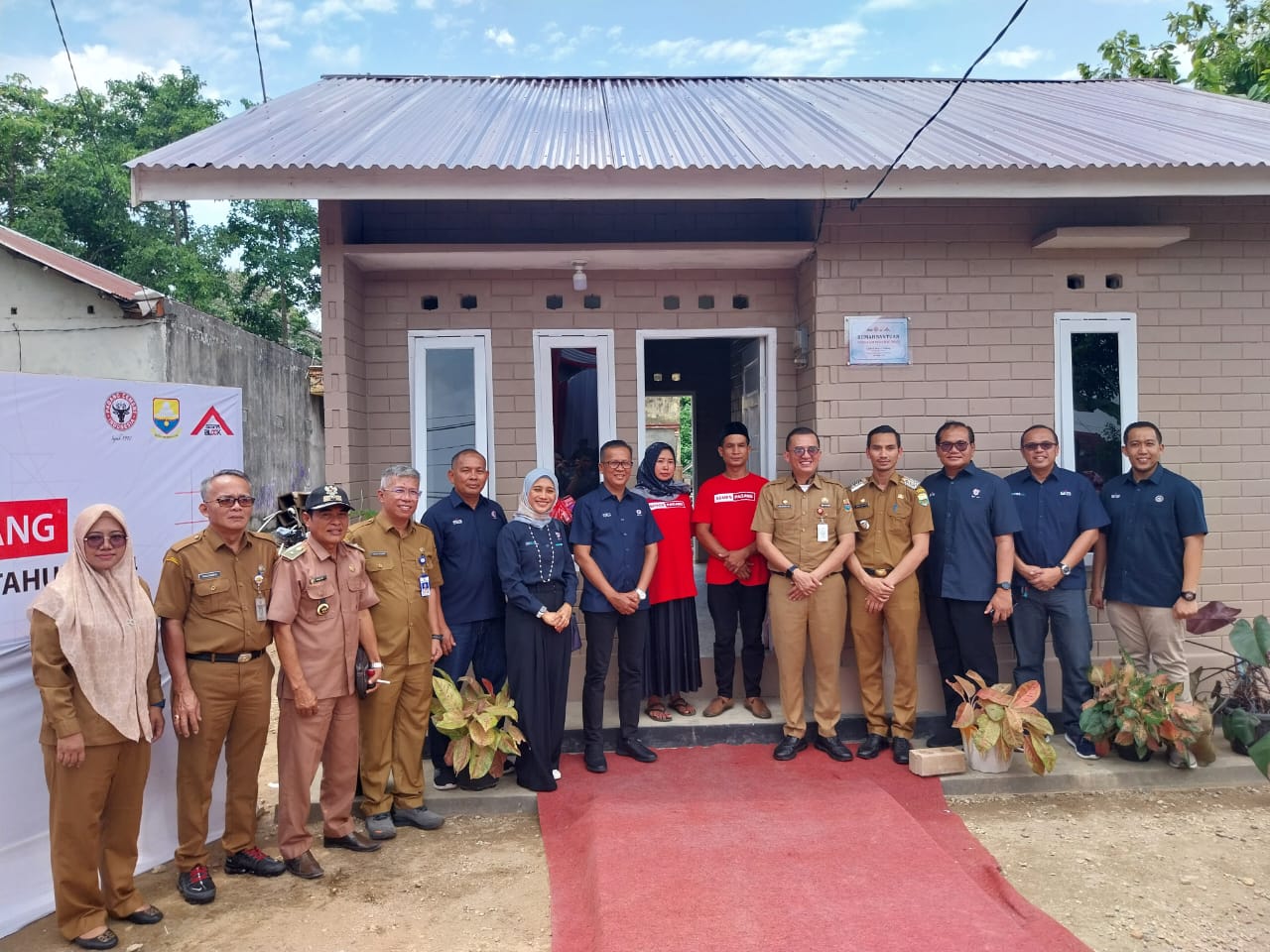 Semen Padang Serahkan Bantuan CSR Bedah Rumah di Jambi, Perkenalkan Penerapan Sepablok