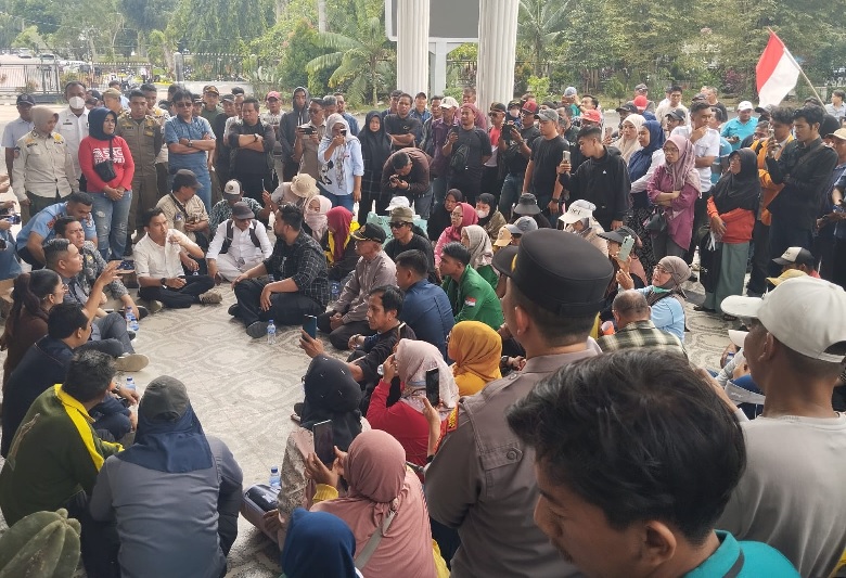 Massa Juga Geruduk DPRD! Diterima Ketua DPRD Kota Jambi, Duduk Lesehan Dialog Bersama