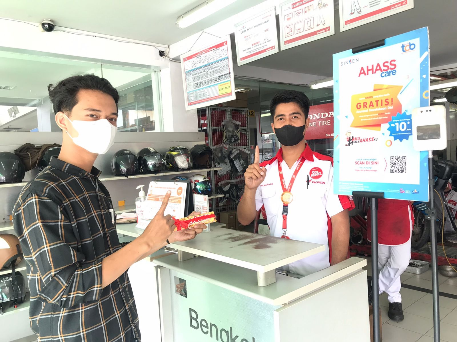 Valentine Day, Honda Bagi-Bagi Coklat Gratis 