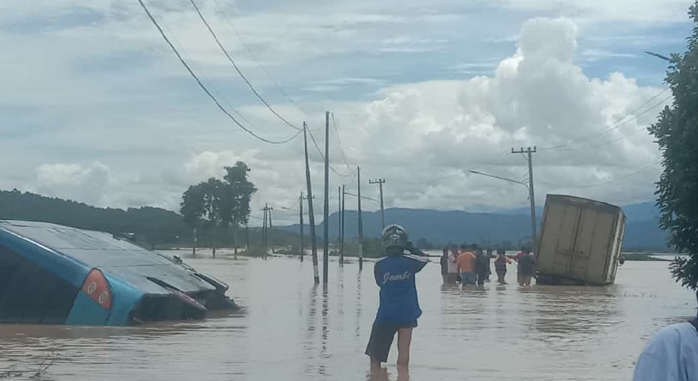 Nekat Terobos Jalan Banjir di Sungai Penuh, Mobil Terperosok ke Sawah