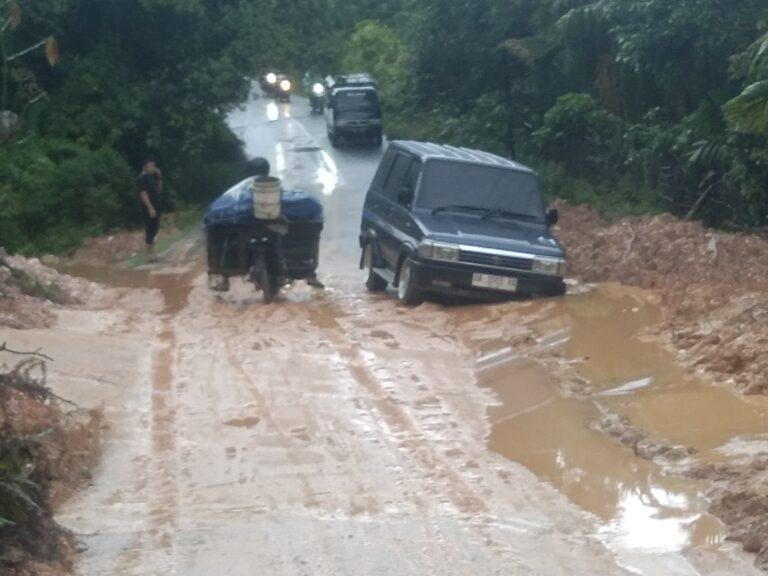 Sering Longsor, Warga Minta Tebing Bukit Patah Empelu Diturap