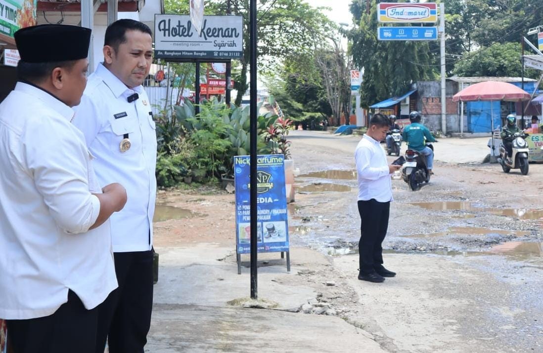 Bupati H M Syukur Tinjau Jalan Rangkayo Hitam