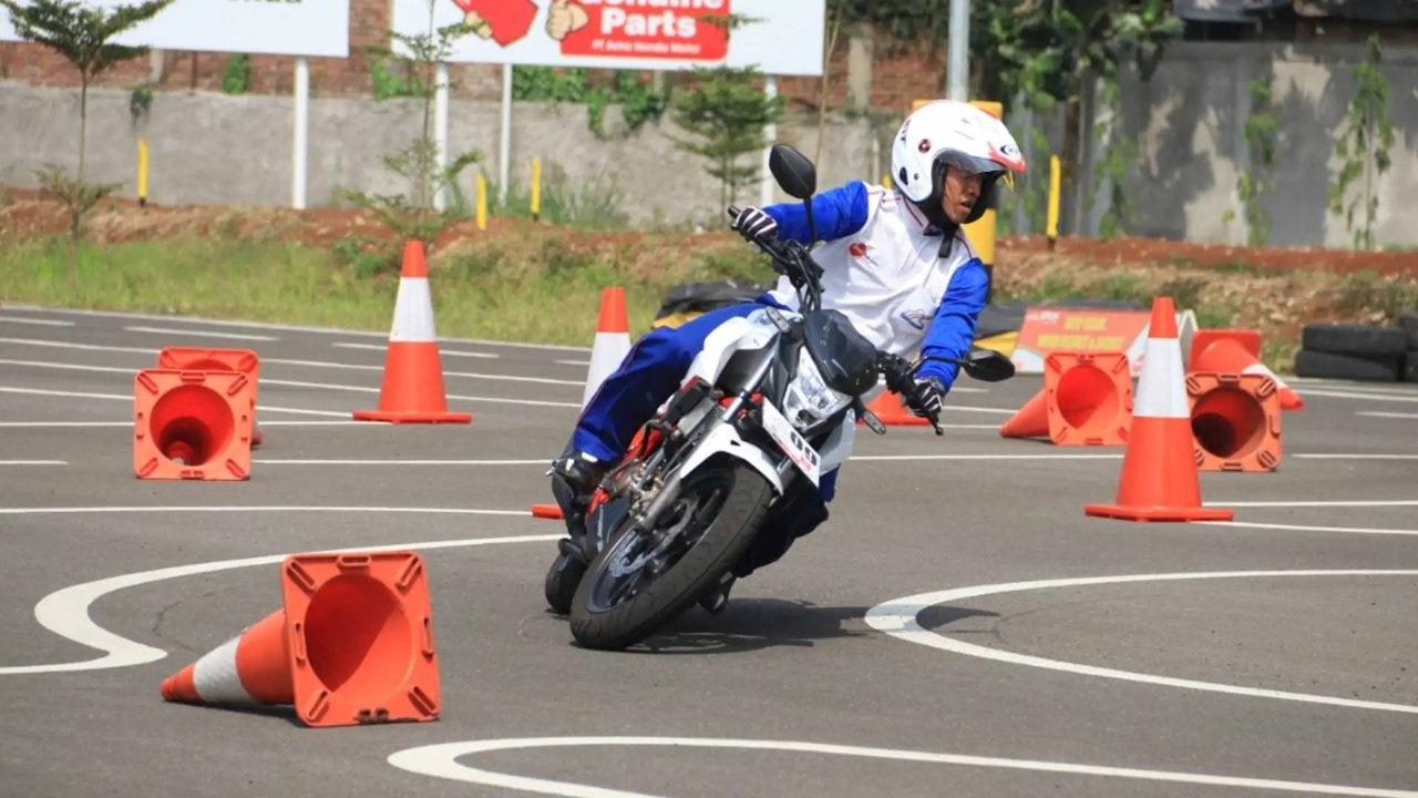 #Cari_aman Saat Naik Motor, Ini Tips Menikung yang Tepat saat Berkendara