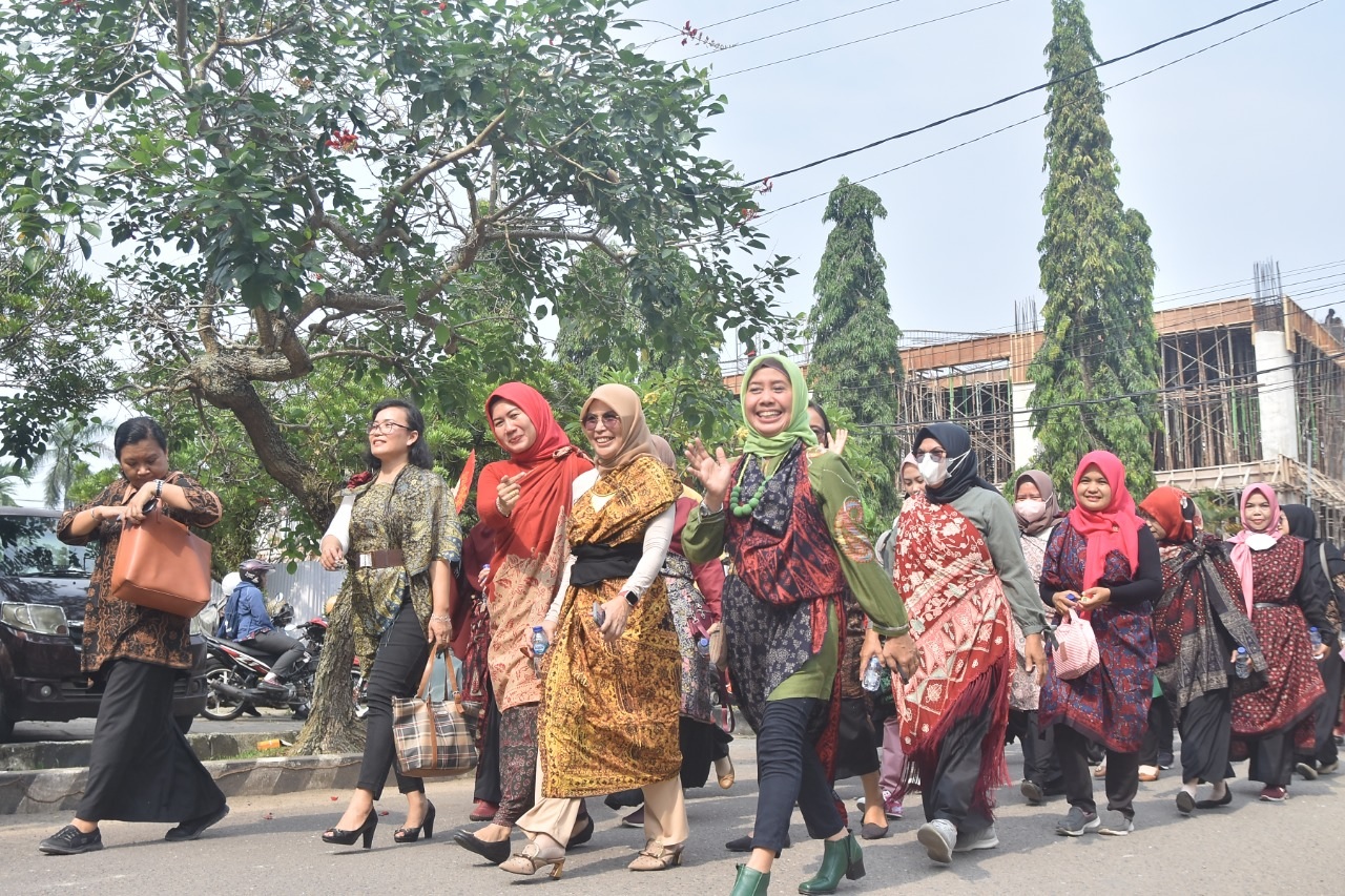 Pemkot Jambi Gelar Parade Batik, 3000 Pegawai Bubuhkan Tandatangan Komitmen Memakai Batik