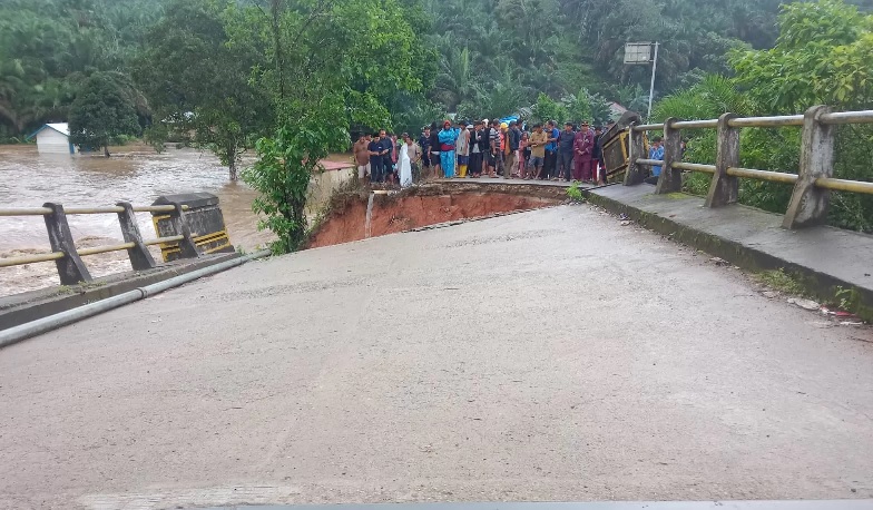 Air Sungai Batang Tebo Meluap, Jembatan di Limbur Roboh Diterjang Banjir