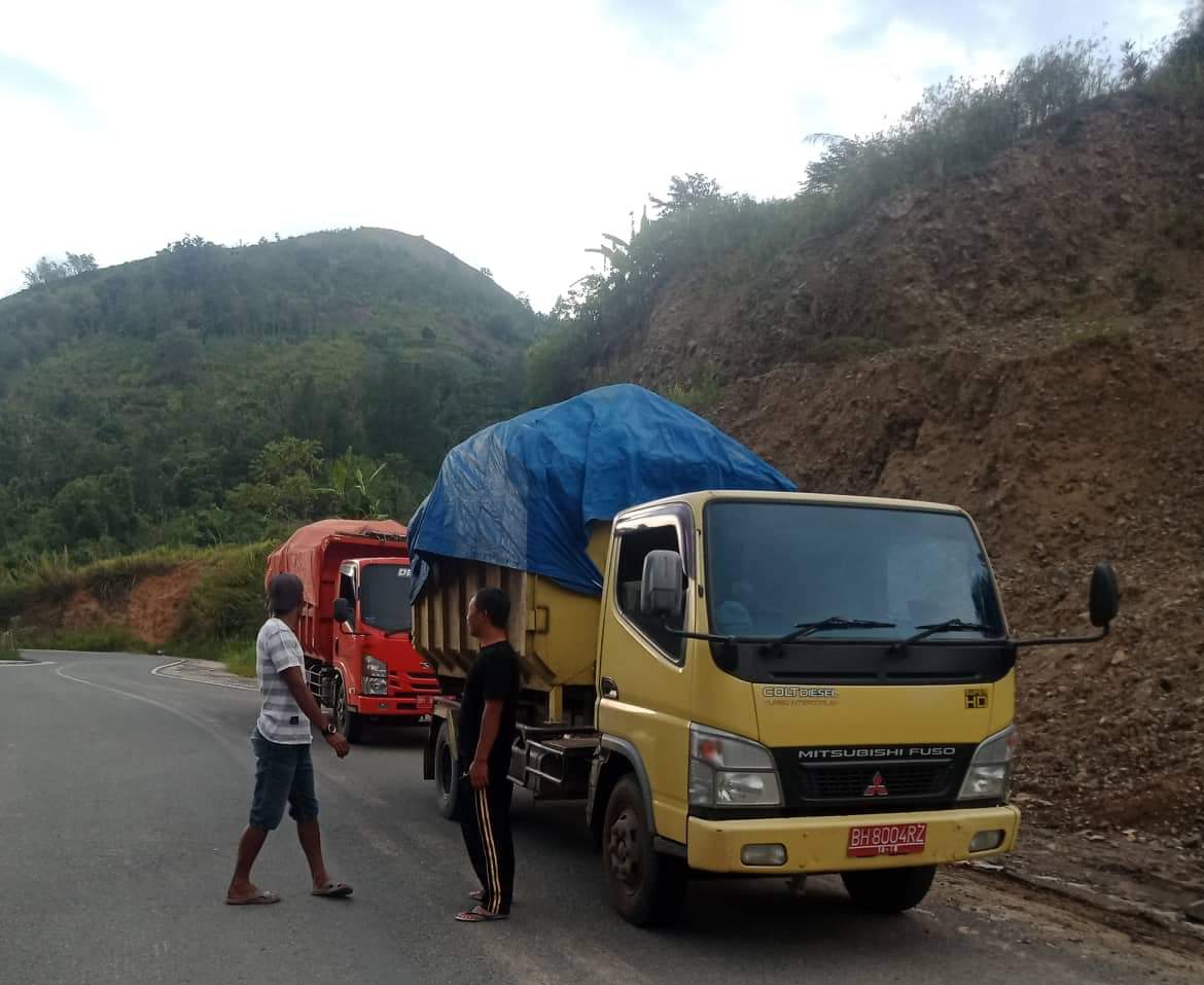 Warga Sungai Ning Sungai Penuh Hadang Mobil Sampah di KM10