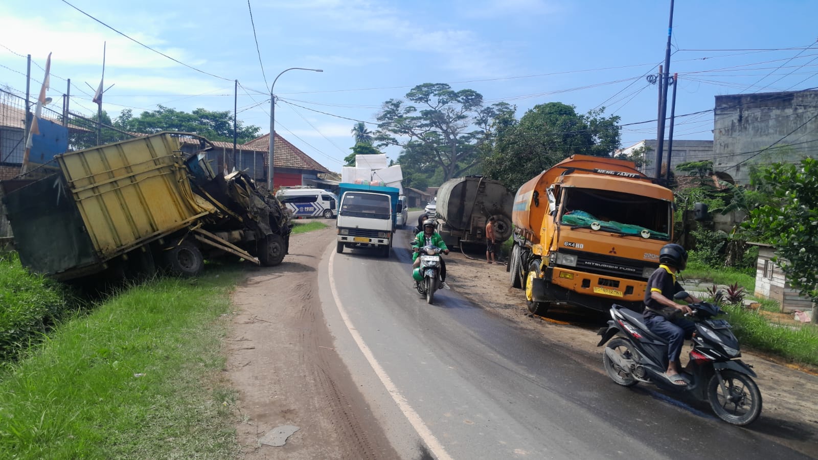 Adu Kambing Truck VS Mobil Tangki, Sopir dan Penumpang Alami Luka 