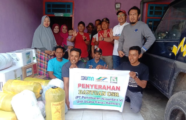 PTPN VI Serahkan Bantuan Untuk Kelompok Tani Makmur Desa Air Batumbuek-Sumbar