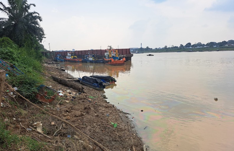 Air Bercampur Minyak! Sungai Batanghari Tercemar, Ancam Air Bersih Warga Kota Jambi