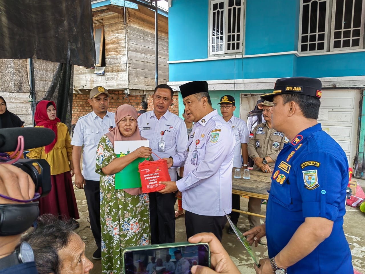 Sekda Kota Jambi Serahkan Bantuan Korban Kebakaran di Legok Danau Sipin