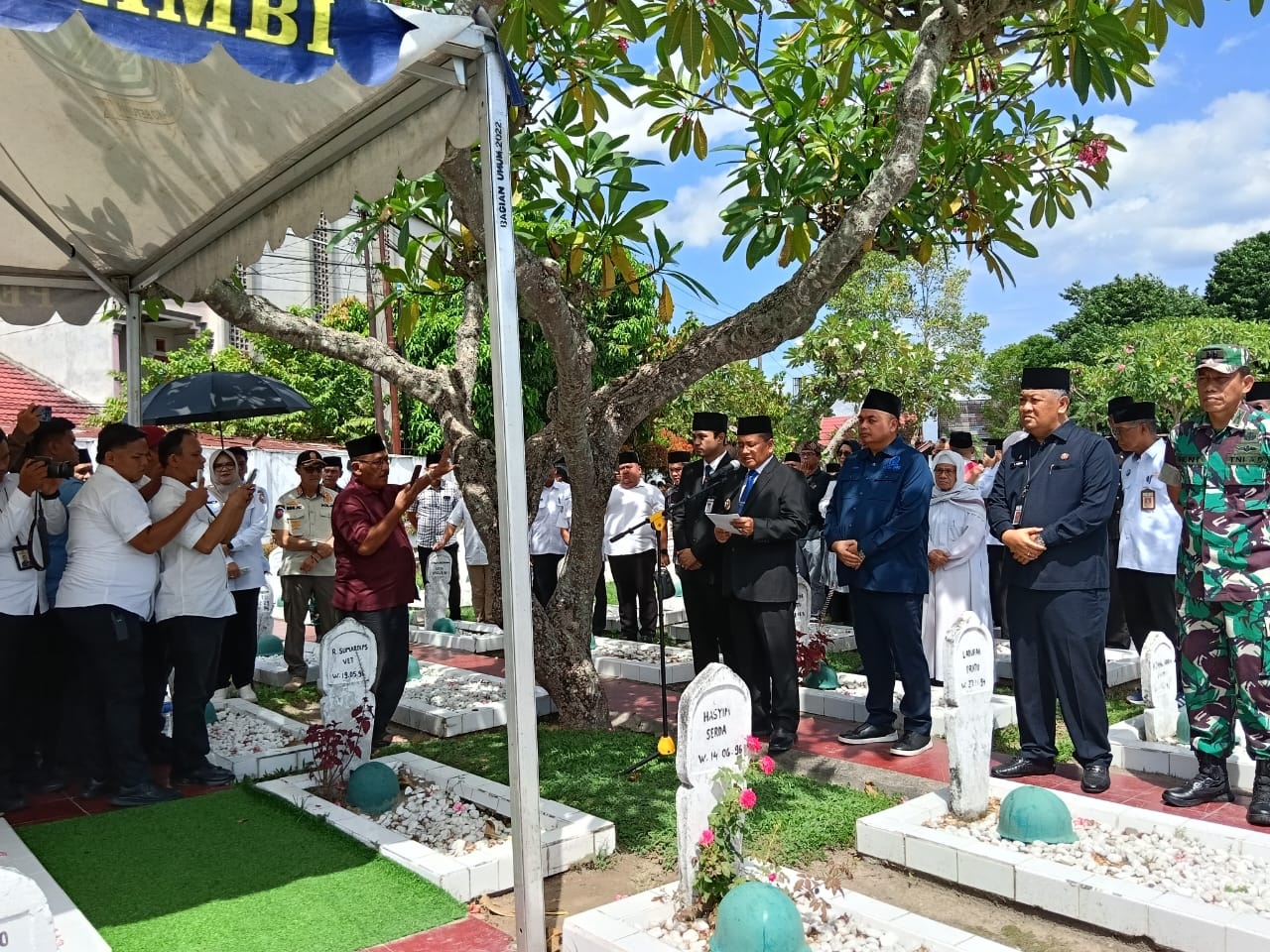 Dikebumikan di Makam Pahlawan, Upacara Pemakaman Dipimpin Walikota Jambi Maulana 