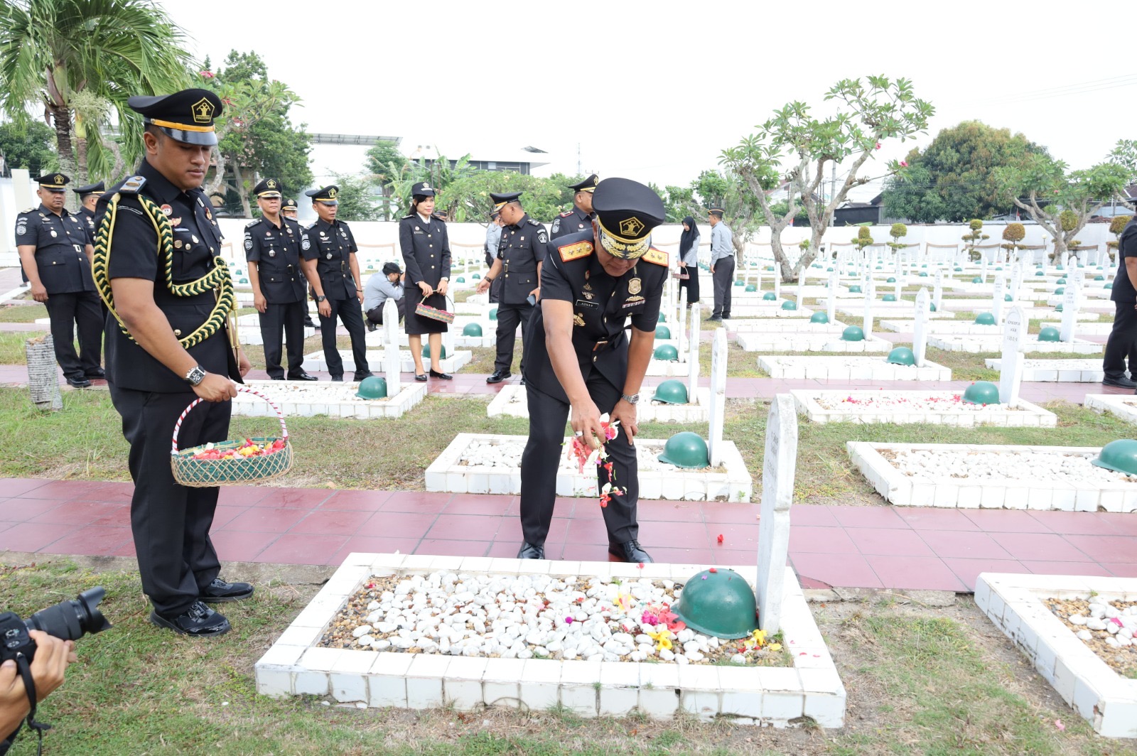 Jajaran Kanwil Kemenkumham Jambi Gelar Ziarah dan Tabur Bunga di Makam Pahlawan