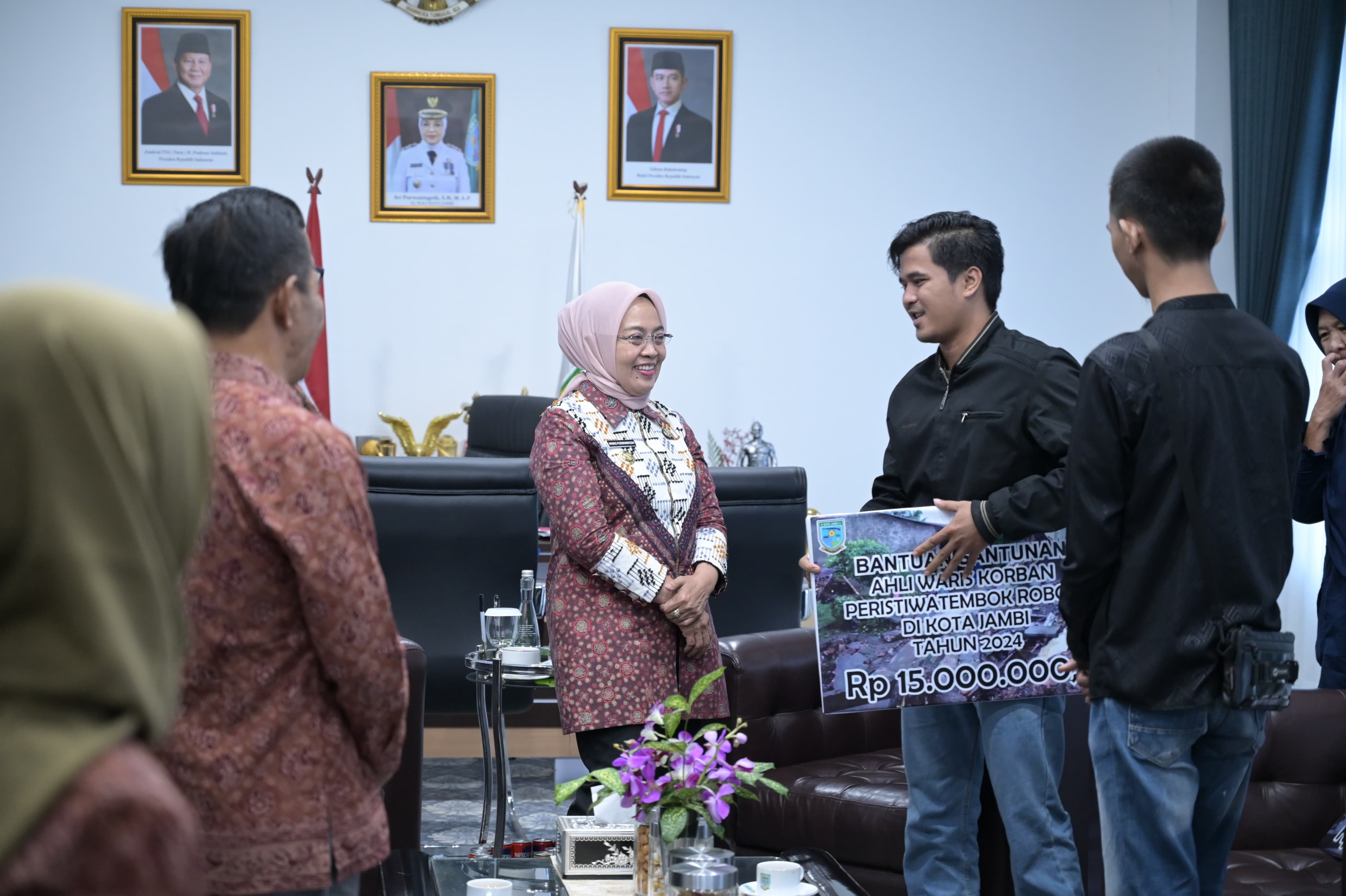 Pj Wali Kota Salurkan Bantuan Duka Kemensos Untuk Keluarga Korban Runtuhnya Tembok SMKN 1 Kota Jambi