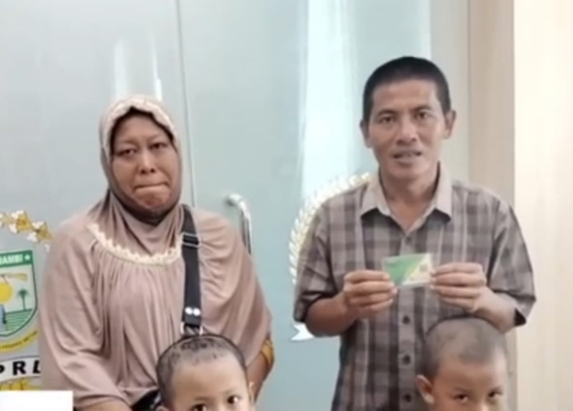 Ketua DPRD Kota Jambi Berikan Perlindungan BPJS Ketenagakerjaan kepada Orangtua Rafi