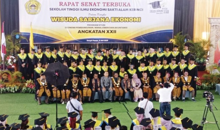 STIE-SAK Wisuda 395 Sarjana, Ini Pesan Ketua Dr Gampo..