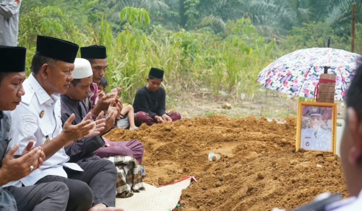 Wabup A. Khafidh Sampaikan Belasungkawa dan Hadiri Pemakaman Kades Tambang Baru