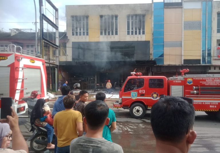 Satu Unit Ruko di Kawasan Jelutung Hangus Terbakar, Satu Orang Dilarikan ke RS 