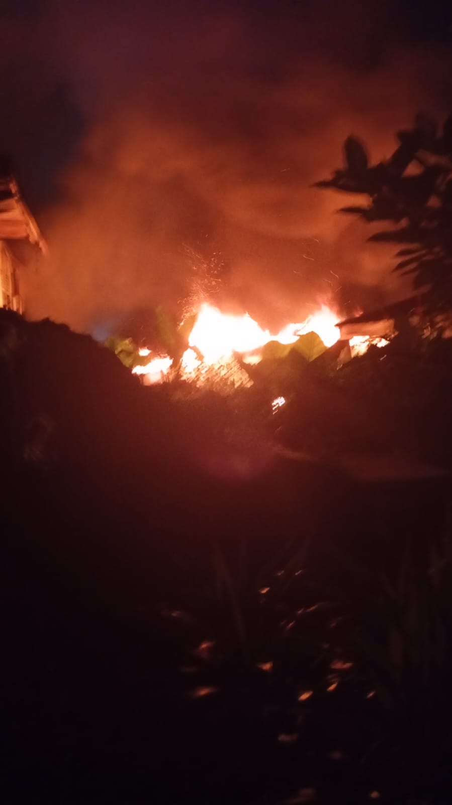 Ketiduran Saat Memasak Kue, Dua Unit Rumah dan Motor di Talang Banjar Terbakar