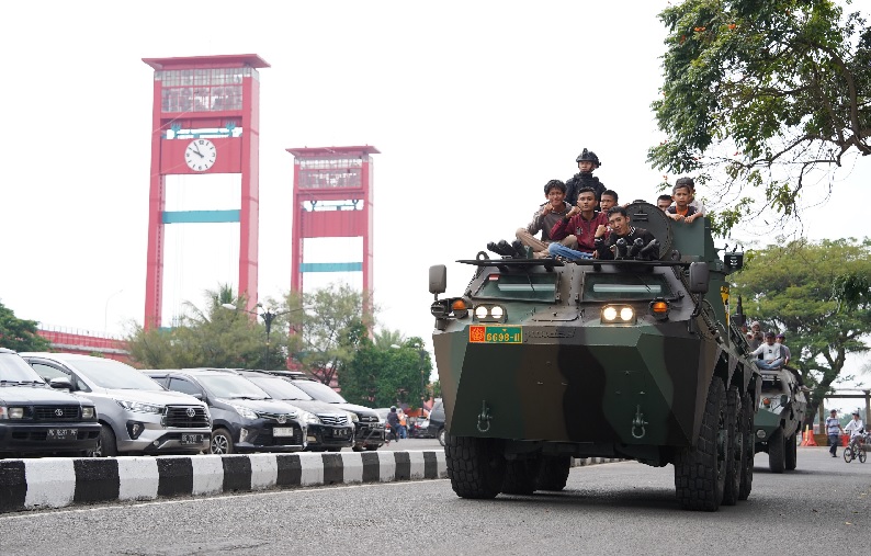 Keseruan, Joy Ride Naik dan Berkeliling Palembang dengan Alutsista Kodam II/Swj