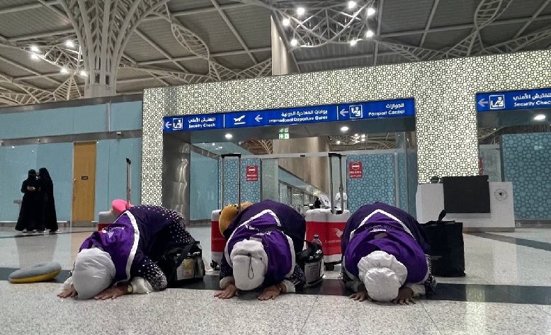 Sayap Pesawat Sempat Terbakar, Jemaah Haji Embarkasi Makassar Sujud Syukur Setibanya di Bandara AMAA Madinah