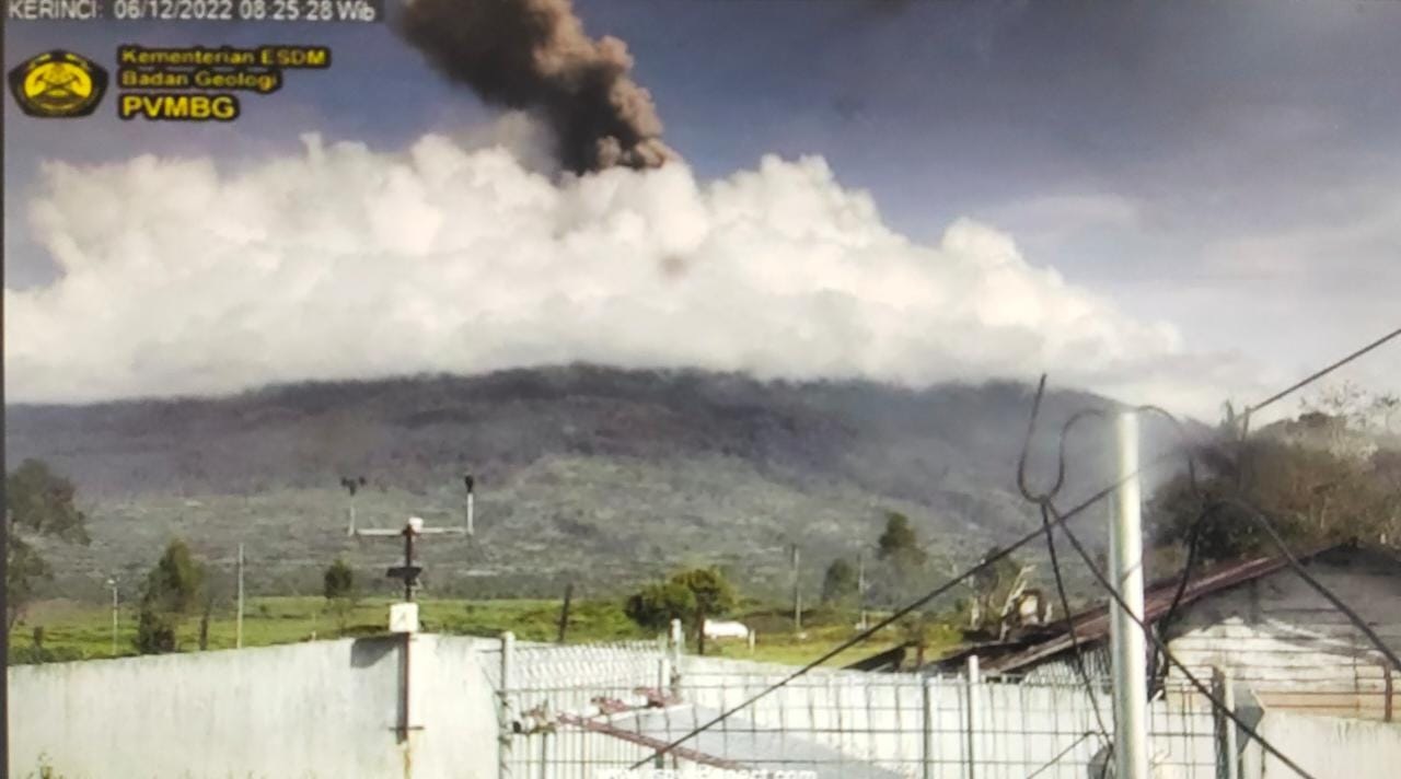 BREAKING NEWS: Gunung Kerinci Kembali Semburan Abu Vulkanik Setinggi 700 Meter