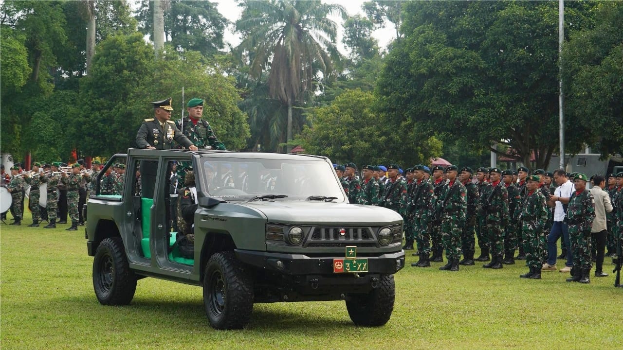 Irdam XX/TIB Pimpin Upacara HUT Ke - 80 TNI di Lapangan Kantor Gubernur Jambi
