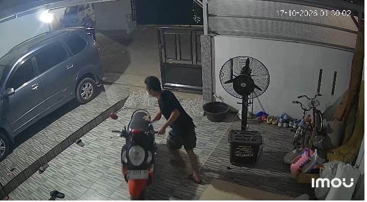 Terekam CCTV, Maling Gasak Honda Scoopy di Kawasan Perumahan 