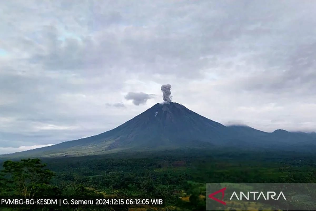 Gunung Semeru Beberapa Kali Erupsi Disertai Letusan Hingga 1 KM