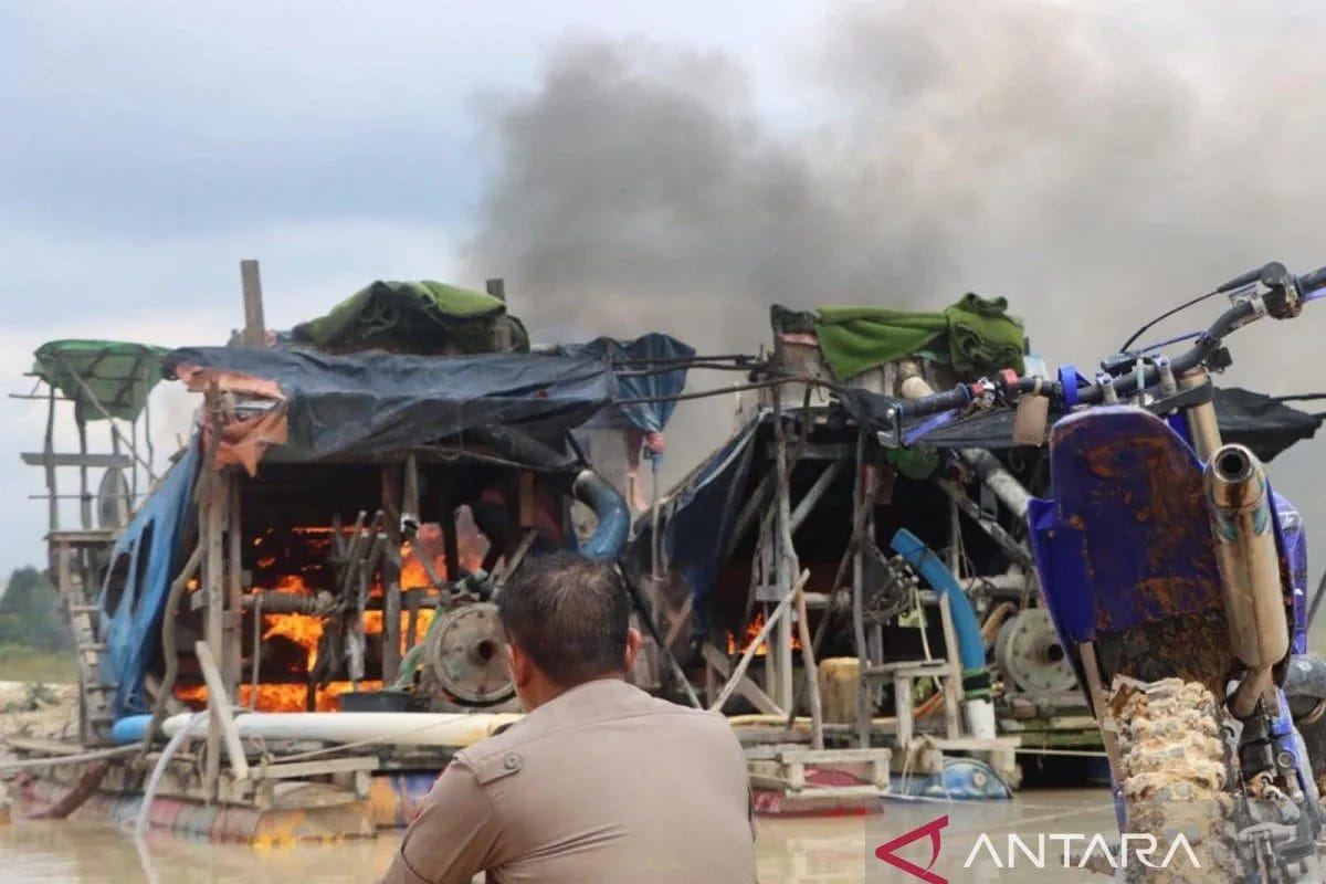 Polres Bungo Musnahkan Tujuh Rakit Tambang Emas Ilegal 