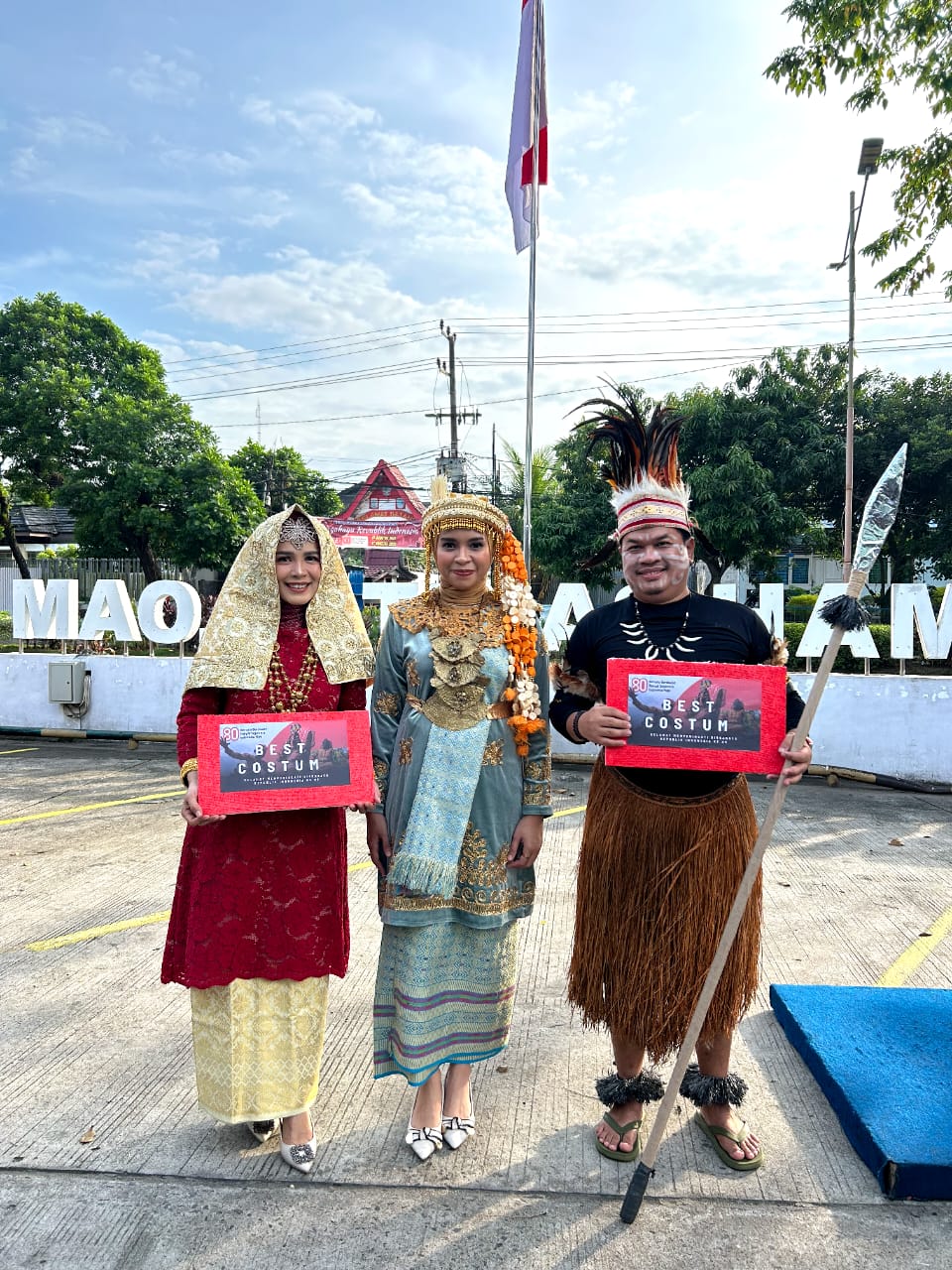 Semarak HUT RI ke - 80, Pimpinan dan Staf Siloam Hospitals Jambi Gunakan Pakaian Adat