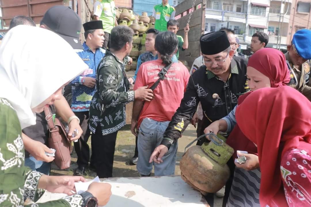 Bupati H. Anwar Sadat Gelar Operasi Pasar Sekaligus Meninjau Langsung Distribusi Gas Elpiji 3 Kg