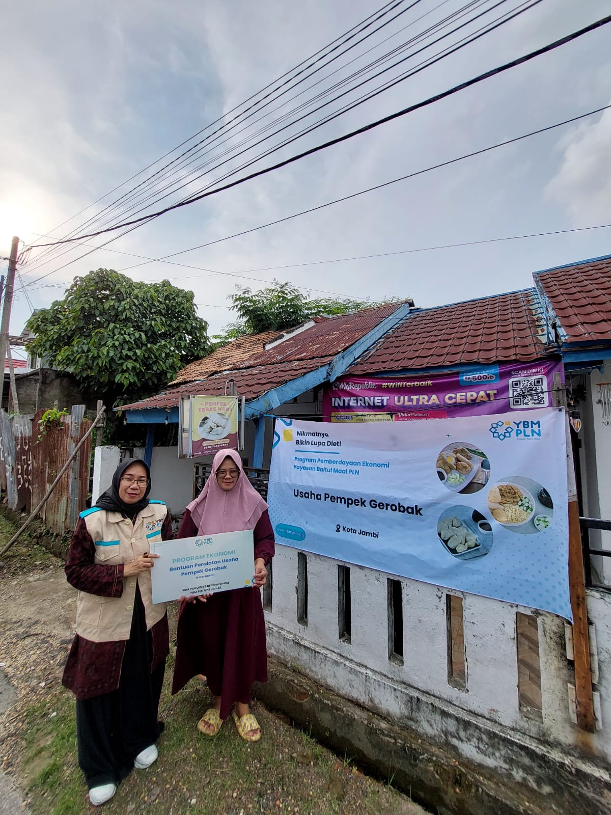 Dukung Pengembangan UMKM, YBM PLN UP3 Jambi Salurkan Bantuan Tingkatkan Ekonomi Para Pedagang