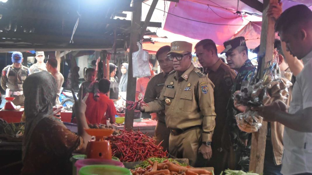 Pantau Harga Pangan, Pj Bupati Bahri Sidak Pasar Tradisional